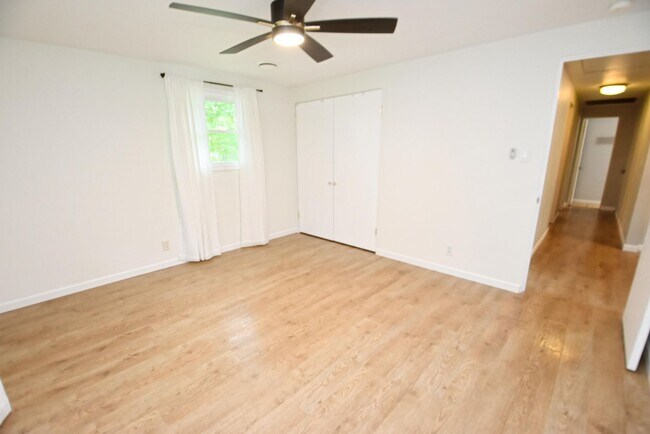 Building Photo - 124 N Holiday Dr