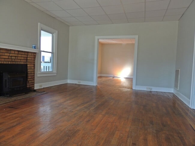Building Photo - Two bedroom, one bath home is South Knoxville