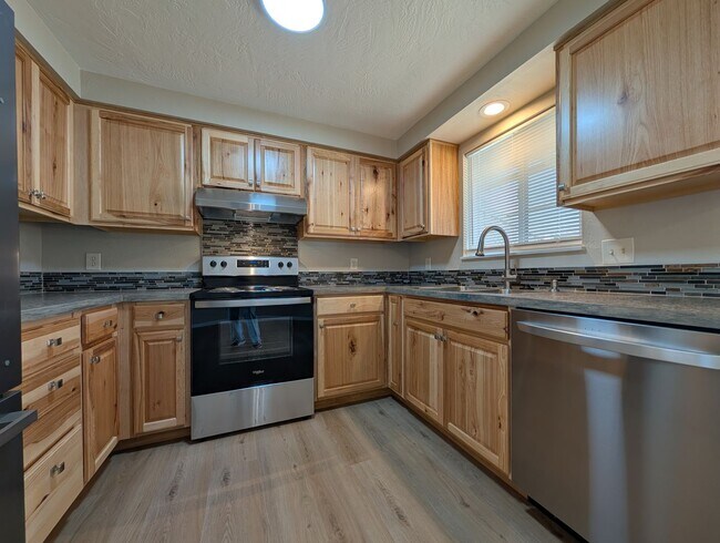 Building Photo - Great 3-Bedroom, 1-Bath Home - Centennial ...