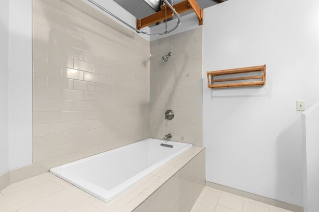 Building Photo - 2Bd/1.75Ba Mercer Island House