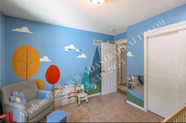 Building Photo - Beautiful 3 Bed 2.5 Bath Raised Ranch in L...