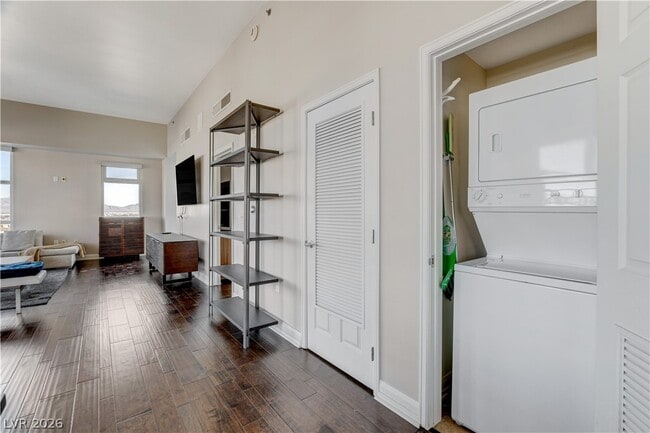 Building Photo - 150 S Las Vegas Blvd