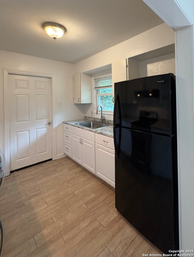 Building Photo - 355 Cresham Dr