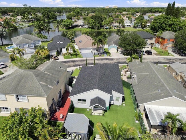 Building Photo - 372 W Riverbend Dr