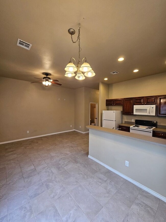 Building Photo - (3) Bed/(2.5) Bath Townhouse in Core Norman! Avail NOW!