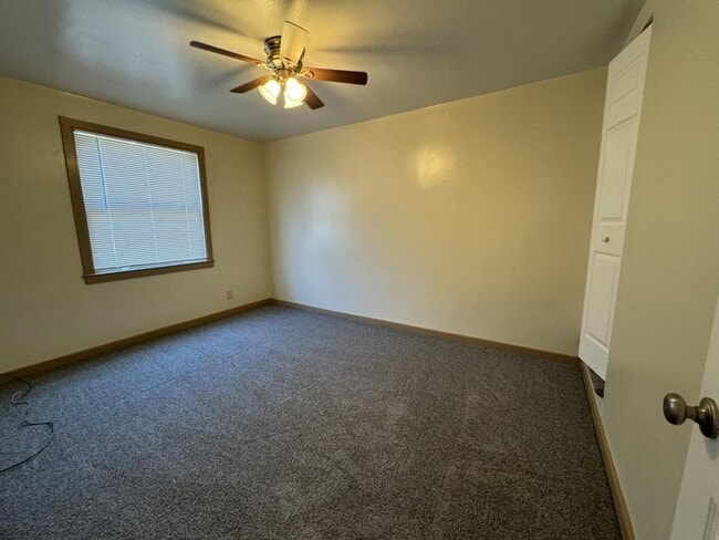 Building Photo - 271 Oak Dr