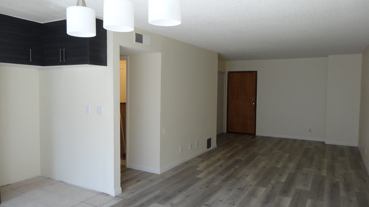 Building Photo - 518 Oak St