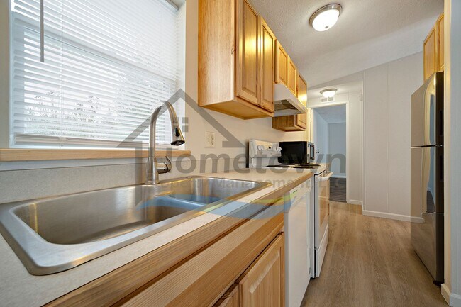 Building Photo - 2 Bedroom 2 Bathroom Home with Off-Street Parking Available in Athol!