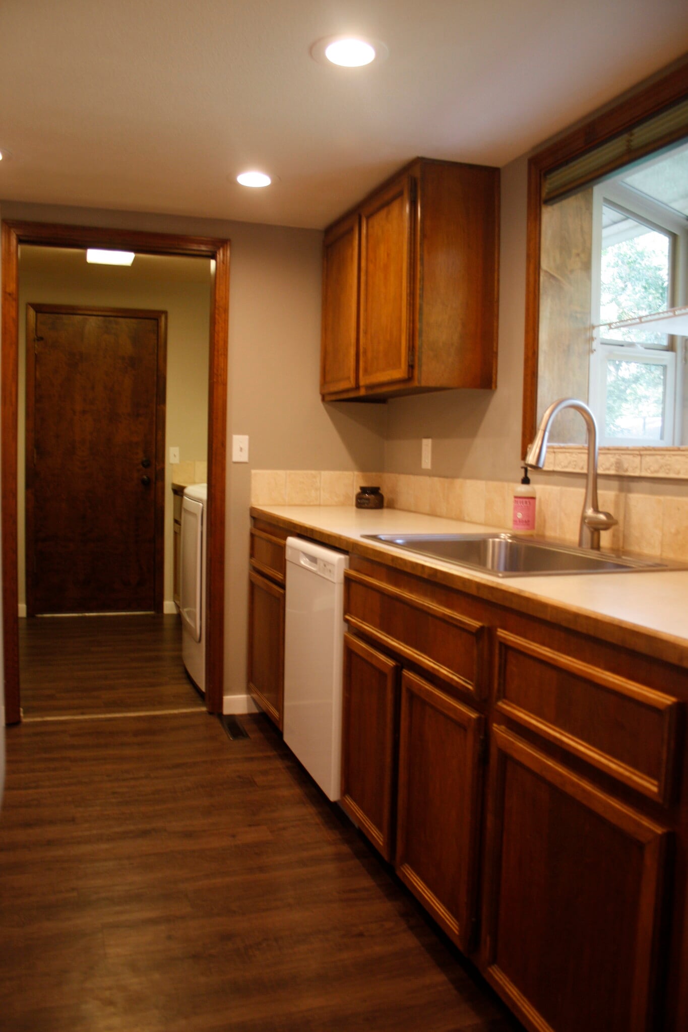 kitchen - 3993 S Law Ave