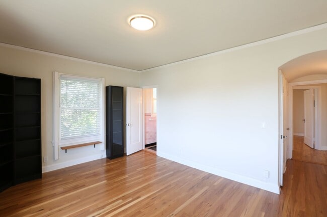 Building Photo - OPEN HOUSE: Sunday (12/14) 1:00pm-1:20pm. Top Floor 2BR/2BA apartment with sweeping views of Lake...