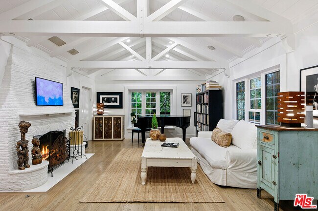 Building Photo - 1760 Nichols Canyon Rd