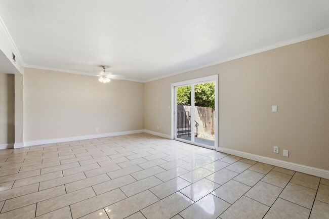 Building Photo - FULLY REMODELED MODERN SPACIOUS TOWNHOUSE!!!
