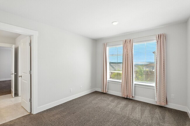 Building Photo - Spacious 4-Bedroom Home, Plus Den/Office with Modern Upgrades and Great Amenities