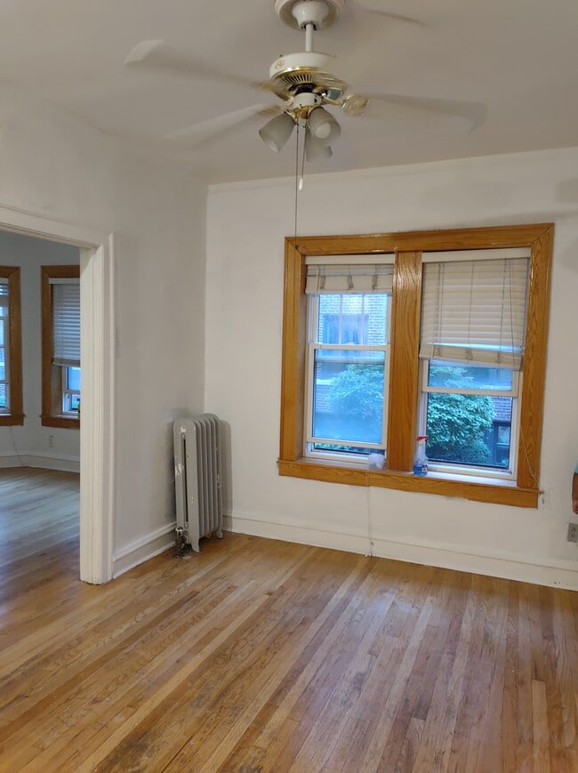 Dinning/Den - 539 W Addison St