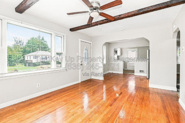 Building Photo - 10175 Cloverdale Dr