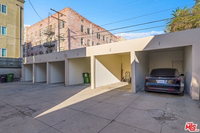 Building Photo - 858 1/2 S Gramercy Pl