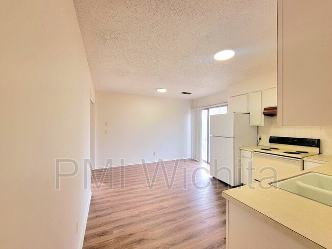 Building Photo - 1508 W Esthner Ave