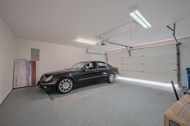 Building Photo - 12231 Carriage Hill Dr