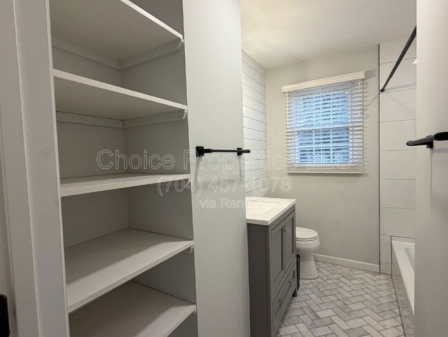 Building Photo - 5044 Baylor Dr