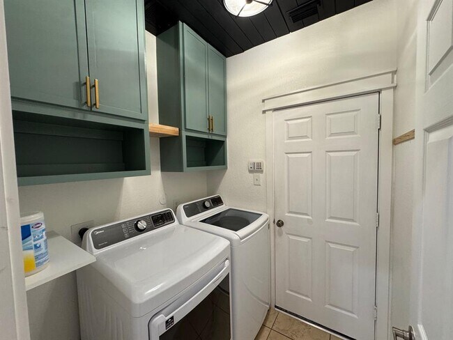 Building Photo - 24423 Hampton Lakes Dr