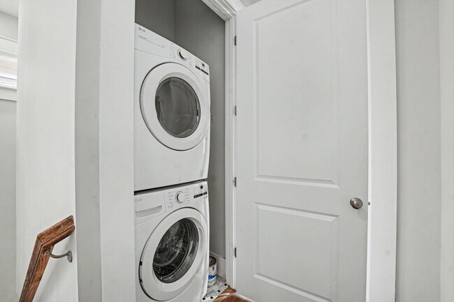 Building Photo - 311 W 39th St