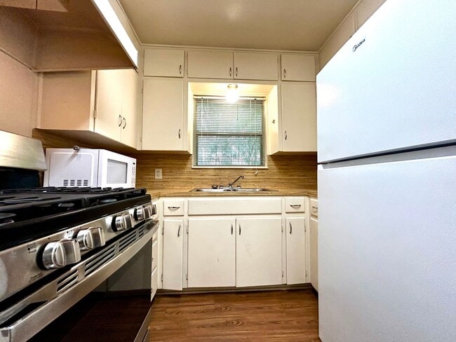 Building Photo - 607 Bellevue Pl
