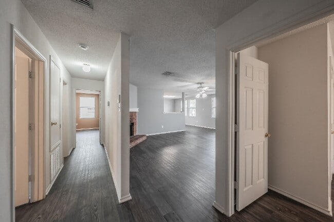 Building Photo - 3327 Clydesdale Dr