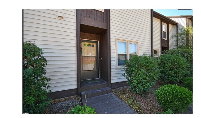 Building Photo - Charming 2-bedroom, 2.5-bathroom townhouse...
