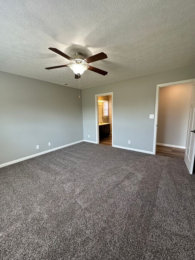 Building Photo - Lovely 3bdrm Home!