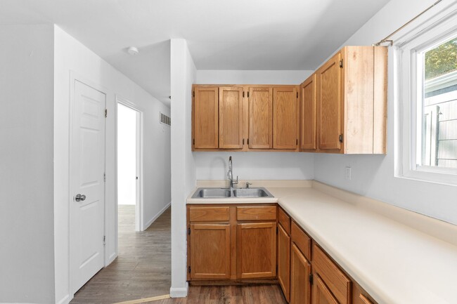 Building Photo - Affordable 3 bed 1 bath home with off-stre...