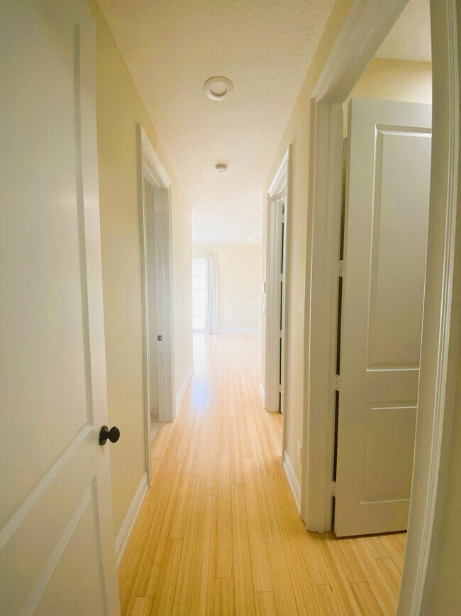 Building Photo - 50 Via Poinciana Ln