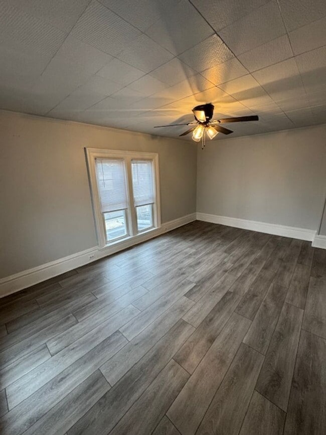 Building Photo - 302 E Washington St