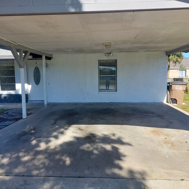 Building Photo - 1213 SW 48th Ter