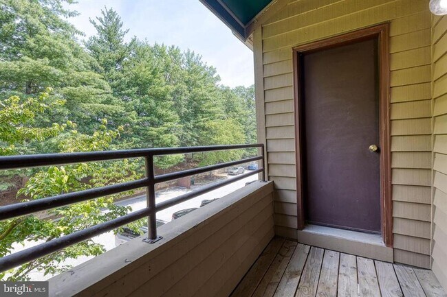 Building Photo - Welcome to contemporary luxury living in this beautifully renovated 2bd 2.5bth penthouse condo