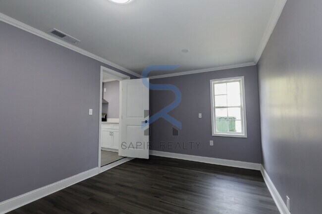 Building Photo - Move in before November 15th and choose yo...