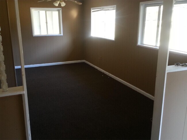 Building Photo - 3019 Lakewood Dr