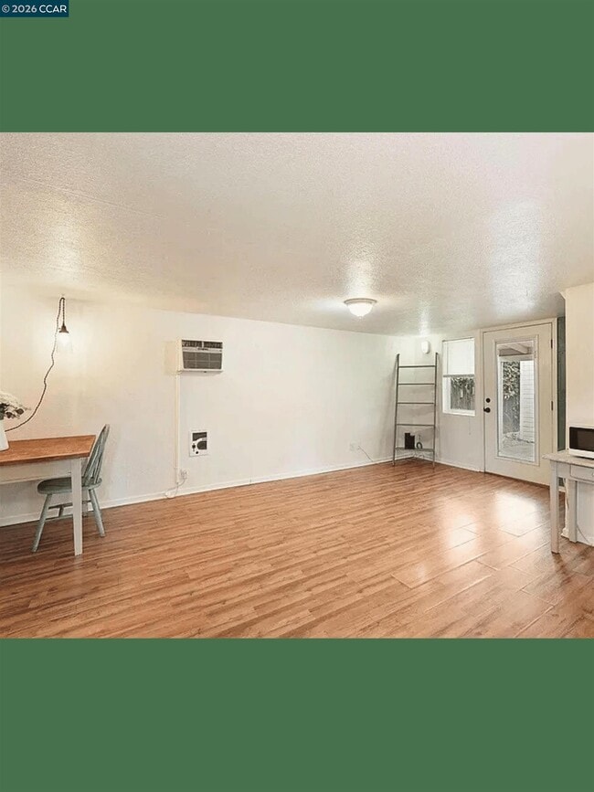 Building Photo - 326 1/2-E 1/2 Locust St