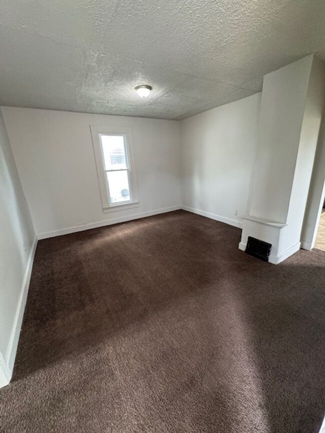 Building Photo - 1237 Nuttman Ave
