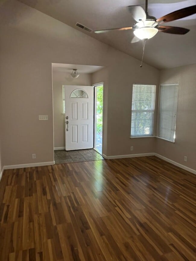 Building Photo - 10 N Valley Ct