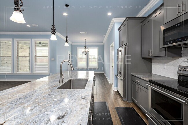 Building Photo - Stunning Luxury Home in Silverhill with Huge Diamond Shaped Backyard!