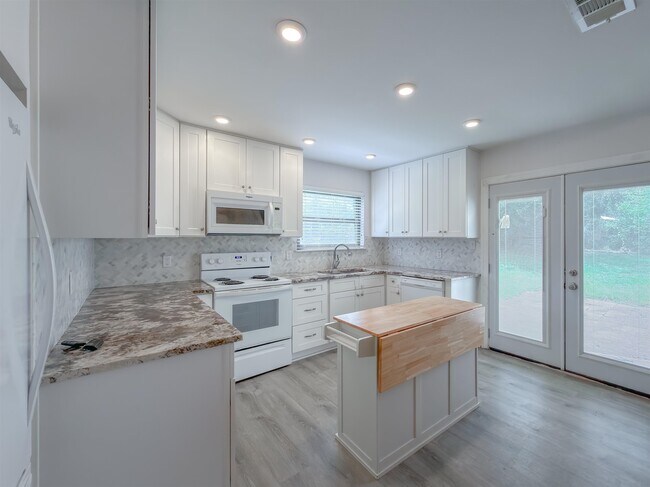 Building Photo - 3200 Langley Cir