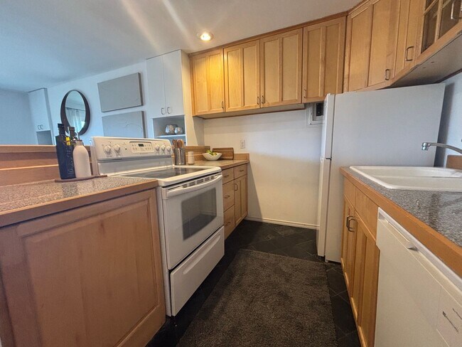 Building Photo - Queen Anne Gem with Private Balcony & Cozy...