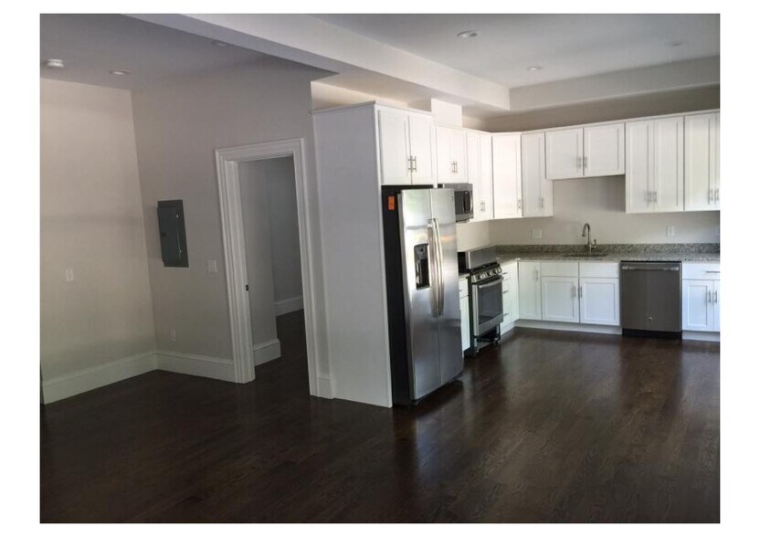 Building Photo - 2044 Beacon St