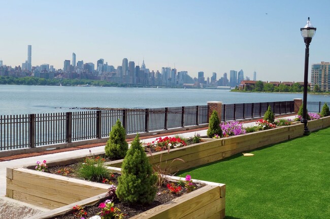 Building Photo - 1/Bedroom at Edgewater's top waterfront lo...