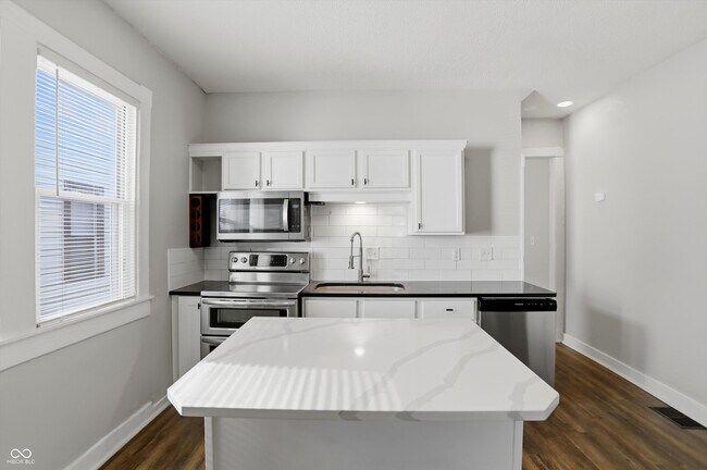 Building Photo - 512 N Beville Ave