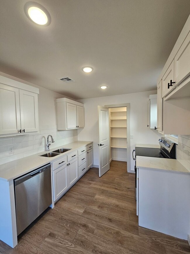 Building Photo - (3) Bed/(2.5) Bath Townhome Avail NOW! New Construction!