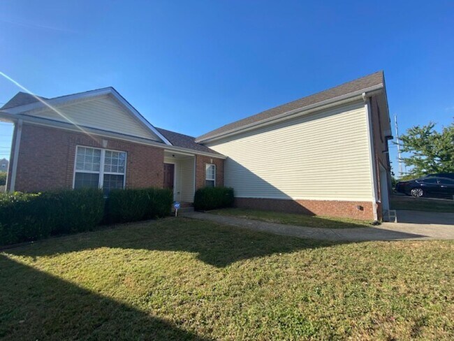 Building Photo - Newly Renovated Single Family Home