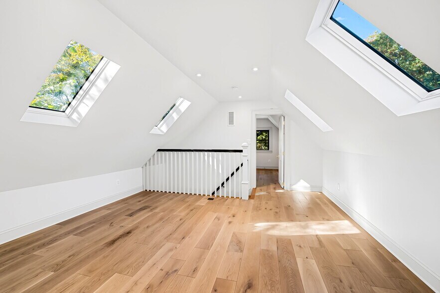 3rd Floor bonus living space with lots of light - 4629 Keswick Rd