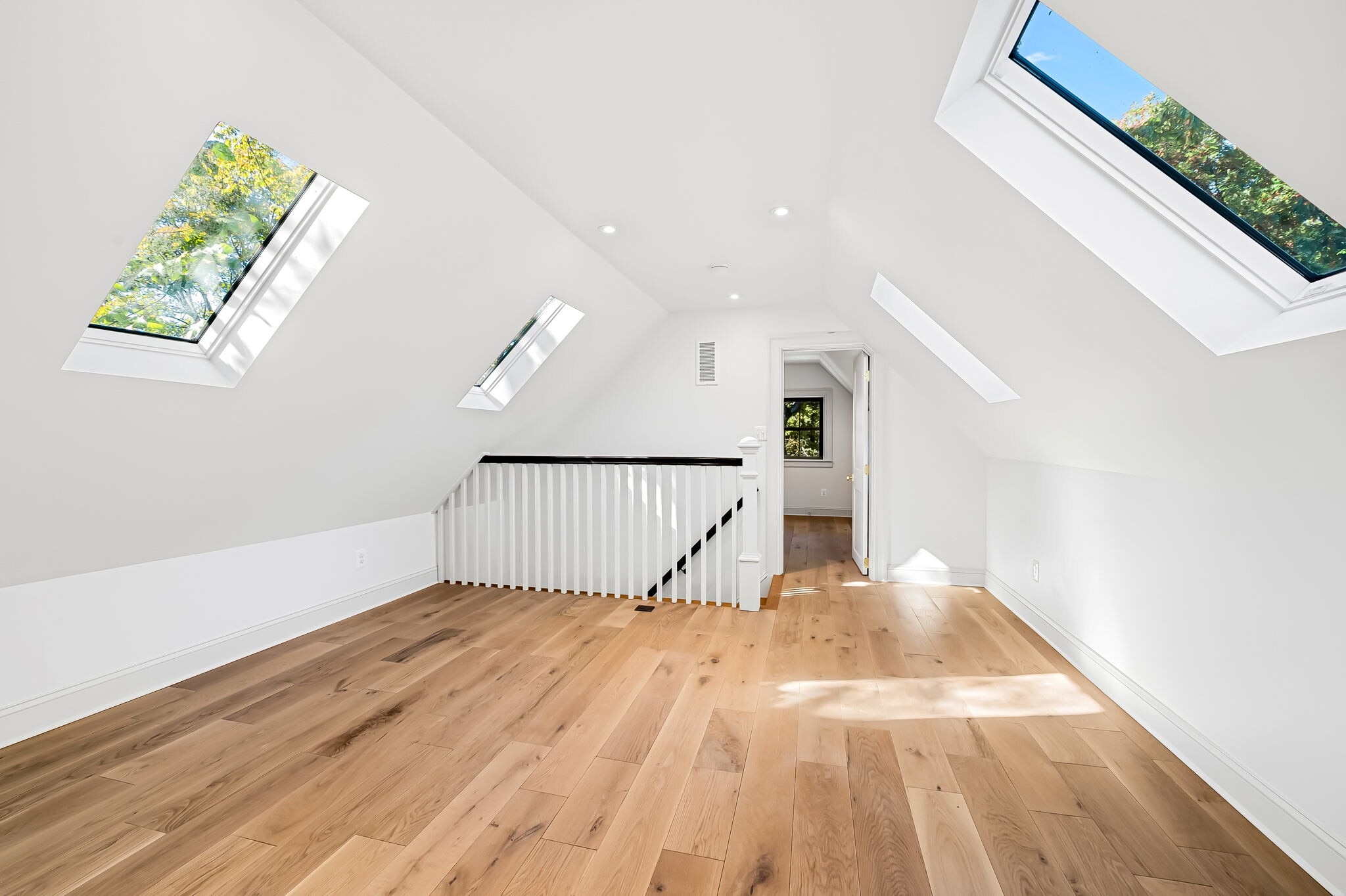 3rd Floor bonus living space with lots of light - 4629 Keswick Rd