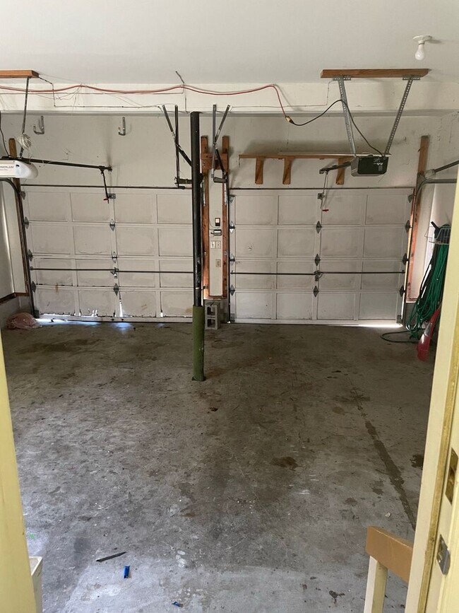 Building Photo - Introducing a charming Colonial style home...